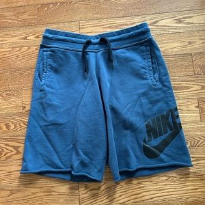 Men’s Nike shirts in a size large. Perfect condition